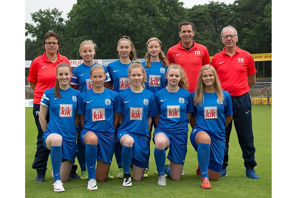 Neuzugänge und Verantwortliche vor dem Trainingsauftakt: Sportliche Leiterin Maria Reisinger, Velislava  Dimitrova, Theresa Blanke, Lea Brelage, Kotrainer Sebastian Middeke, Trainer Wulf-Rüdiger Müller (hinten, v.l.),  Katharina Prinz, Nina Rolfes, Finja Sasse, Lea Siemens, Sarah Geerken  (vorne v.l.).  Foto: Doris Leißing