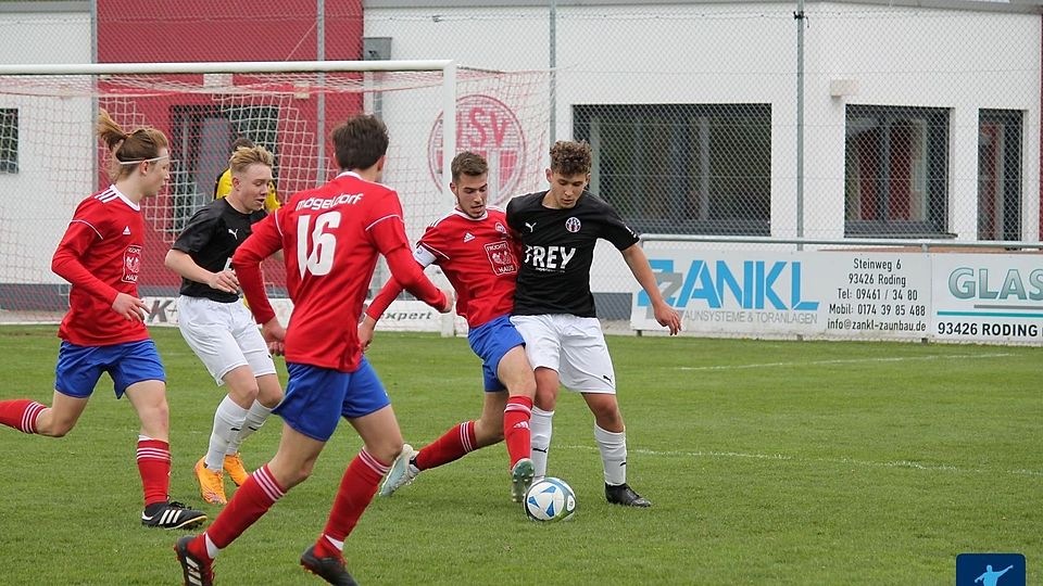 Chams Roman Valiyev (re.) erzielte gegen Mögeldorf mit den 3:1 die Vorentscheidung. 