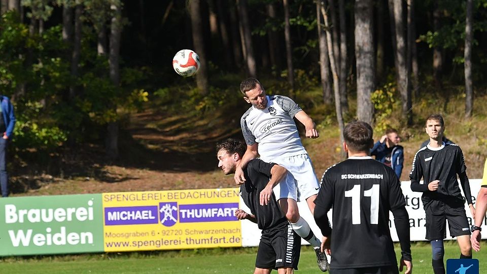 Packende Zweikämpfe sind garantiert, wenn sich der SC Schwarzenbach (in Schwarz) und der TSV Pressath (in Weiß) zum Derby ganz im Zeichen des Abstiegskampfs treffen.