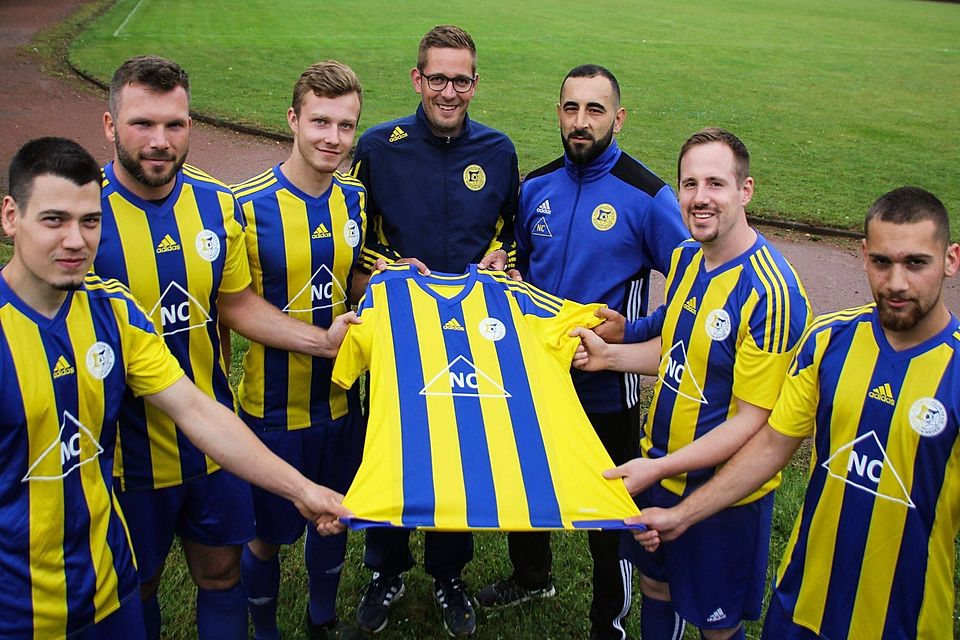 Vorsitzender Frederic Meyer (vierter von links) und Trainer Serhat Kara (fünfter von links) freuen sich über die neuen Spieler im Kader des FC 08 Boffzen: (von links) Maikel Wojsa, Marec Wenzel, Pascal Krause sowie Fabian Sündermann und Mertcan Tunc. Vorsitzender Frederic Meyer (vierter von links) und Trainer Serhat Kara (fünfter von links) freuen sich über die neuen Spieler im Kader des FC 08 Boffzen: (von links) Maikel Wojsa, Marec Wenzel, Pascal Krause sowie Fabian Sündermann und Mertcan Tunc.