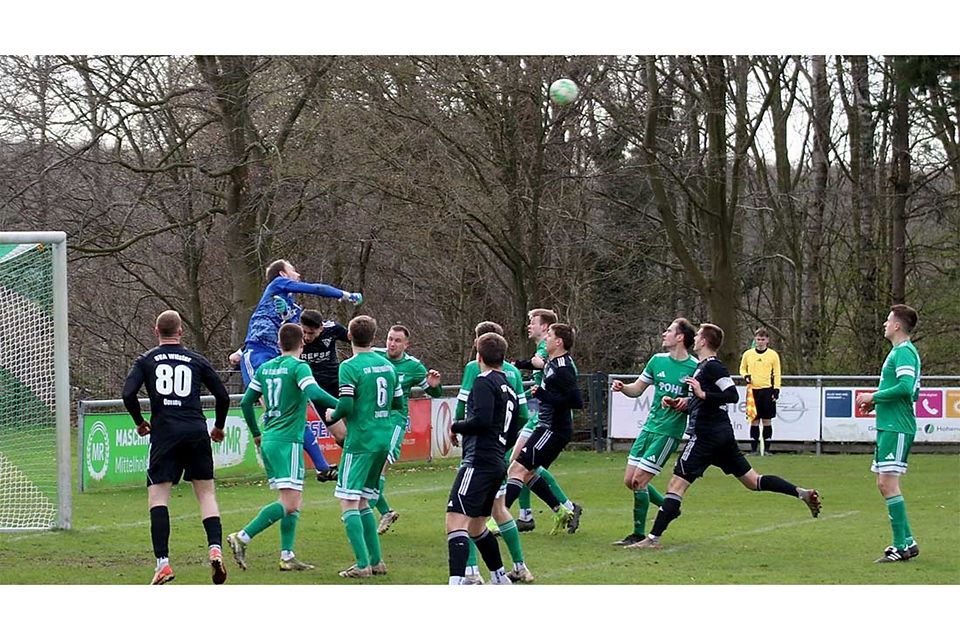 Torwart Yannick Holtz (GW Todenbüttel) faustet den Ball weit aus der Gefahrenzone weg. 
