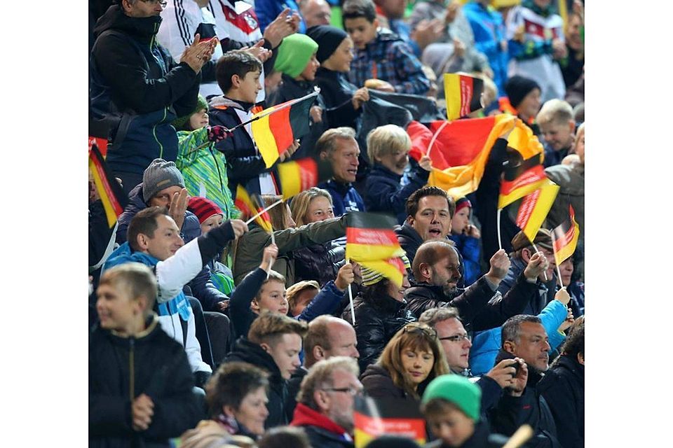 Rund 2800 Zuschauer sorgten gestern für einen Turnierrekord der U19-Spiele an der Reutlinger Kreuzeiche. Deutschland-Fähnchen wurden gratis verteilt.Fotos: Eibner