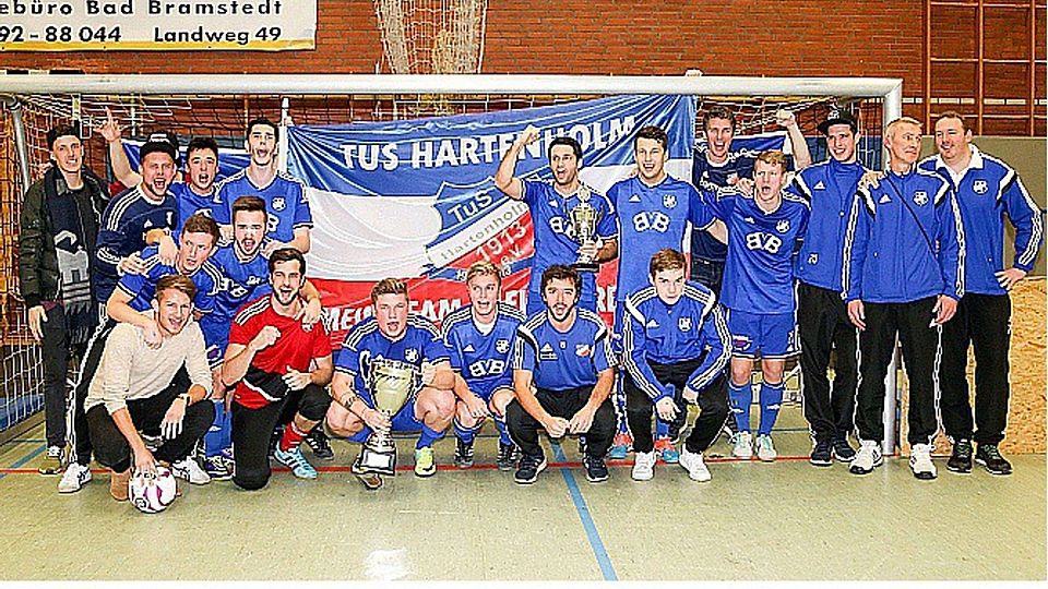 Ausgelassener Jubel: Hartenholm setzte sich im Finale um die Segeberger Kreismeisterschaft mit 2:0 gegen den Verbandsligisten SSC Phönix Kisdorf durch und durfte anschließend den Pokal in die Höhe stemmen.