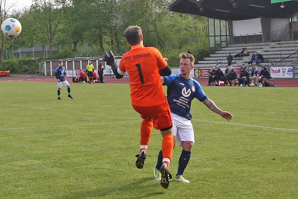 Königsbrunns Mike Frycer (blaues Trikot) bringt den Ball am Anhauser Torwart vorbei auf dem Weg zum Siegtor. 