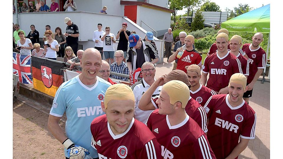 Überraschung geglückt: Im Thorsten-Müller-Look betreten die Fußballer der TSG gemeinsam das Spielfeld. 	Foto:  photoagenten/Balzarin