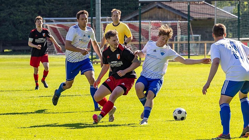 Überraschendes Ergebnis: Der FC Real Kreuth mit Erik Wisenbacher (M.) stürzte den Tabellenführer TSV Hartpenning um Laurenz Haltmair (2.v.r.)