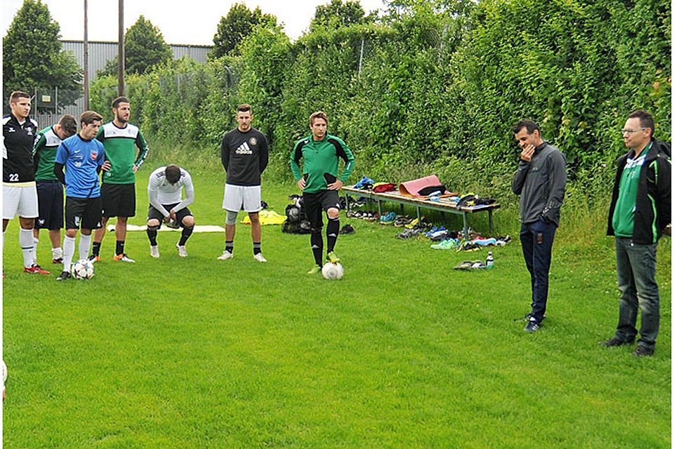 Abteilungsleiter Christian Renner (von rechts) stellte den neuen Trainer Francisco Copado den Bayernliga-Kickern des FC Gundelfingen vor.   F.: Walter Brugger