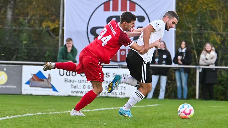 Auf und davon: Morbachs Noah Lorenz (rechts) erzielte den Treffer zum zwischenzeitlichen 1:1 und ist in dieser Szene von Udo Backes nicht zu halten. 