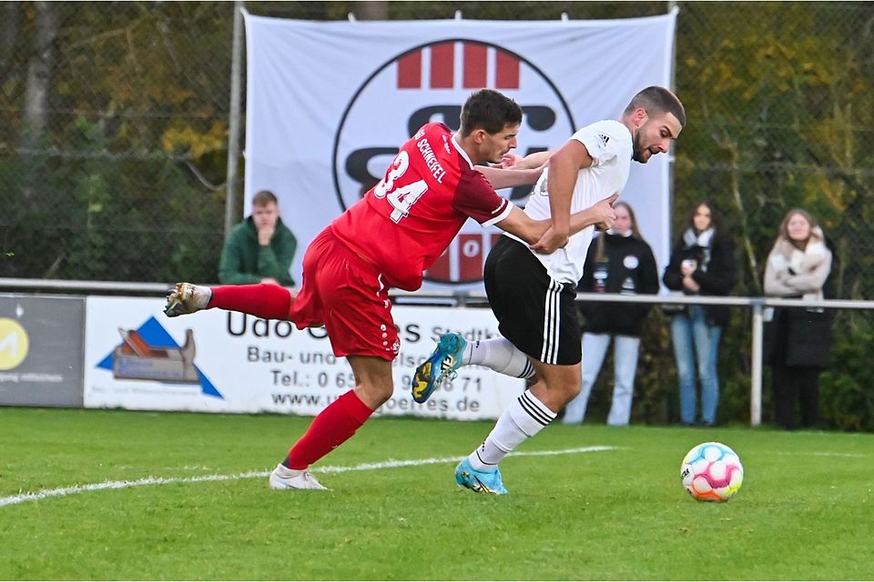 Auf und davon: Morbachs Noah Lorenz (rechts) erzielte den Treffer zum zwischenzeitlichen 1:1 und ist in dieser Szene von Udo Backes nicht zu halten. 