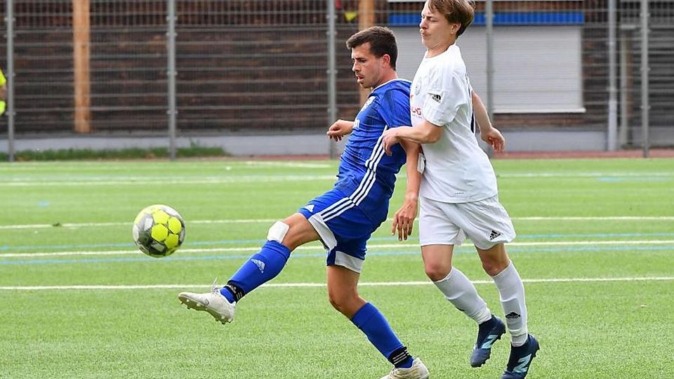 Weil der SV Klein-Winternheim mit Nick Warzel (rechts, im Spiel gegen TuS Dexheim mit Nico Schneider) am letzten Spieltag verlor, blieb der A-Klasse eine Sechser-Abstiegsrunde erspart.	Foto: Kristina Schäfer