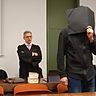 Das Landgericht München I verurteilte den wegen sexuellen Missbrauchs angeklagte Trainer zu einer langen Haftstrafe. Hinter dem Angeklagten, sein Rechtsanwalt Peter Guttmann.