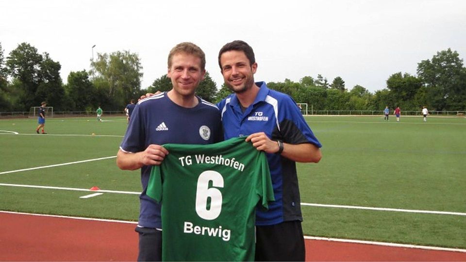 Zum Abschied ein Trikot: Westhofens Coach Boris Hetzel (rechts) bedankt sich bei Torsten Berwig, der aufgrund von langanhaltenden Verletzungen seine Laufbahn beendet hat.	Foto: TG Westhofen
