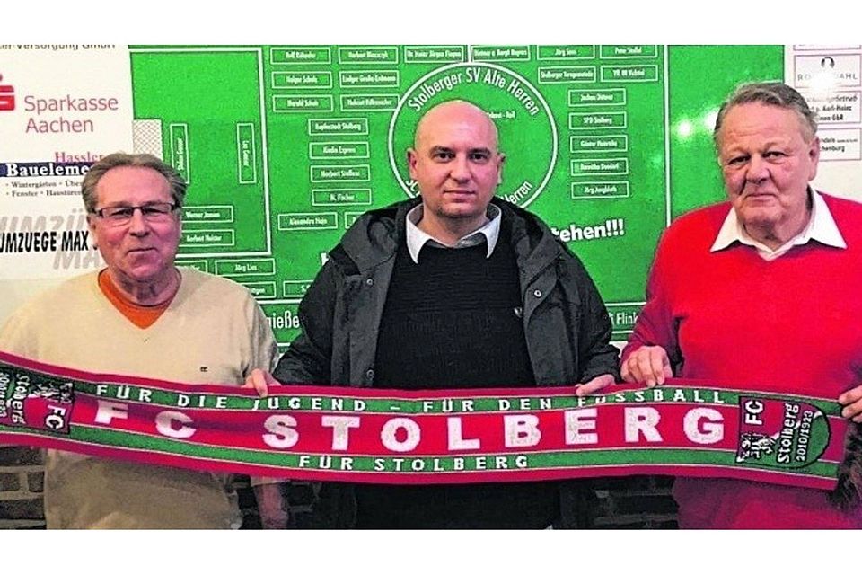 Trainer Dennis Sanchez (Mitte) gemeinsam mit dem Sportlichen Leiter Peter Königs (links) und dem 1. Vorsitzenden Hans-Josef Siebertz (rechts).Fotos: Frank Dondort.
