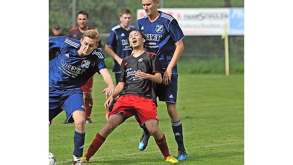 Starke Leistung der zweiten Mannschaft der DJK Ursensollen (in Schwarz-Rot) beim Spiel gegen die Reserve der DJK Utzenhofen: Mit einem 2:0 Sieg holten sich die Ursensollener drei Punkte.  Foto: Brückmann