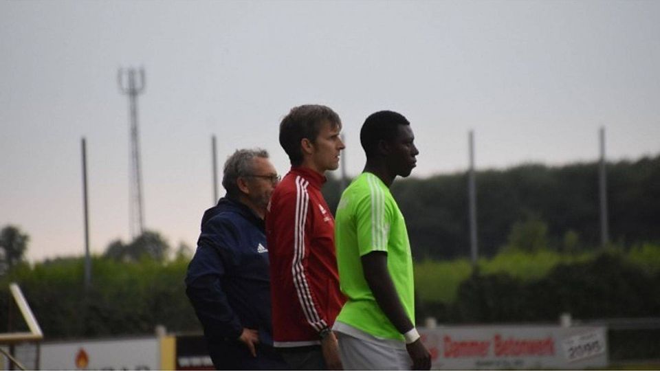 Luis Mena (rechts) mit Cheftrainer Farhat Dahech (links) und Co-Trainer Ole Nyhuis. F: Reinhard Rehkamp