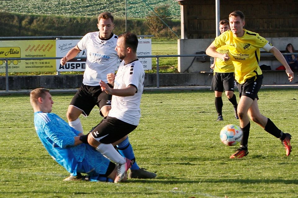 Tapfheims Keeper Raphael Belli (links) ist mit seinem Team noch im Aufstiegsrennen.