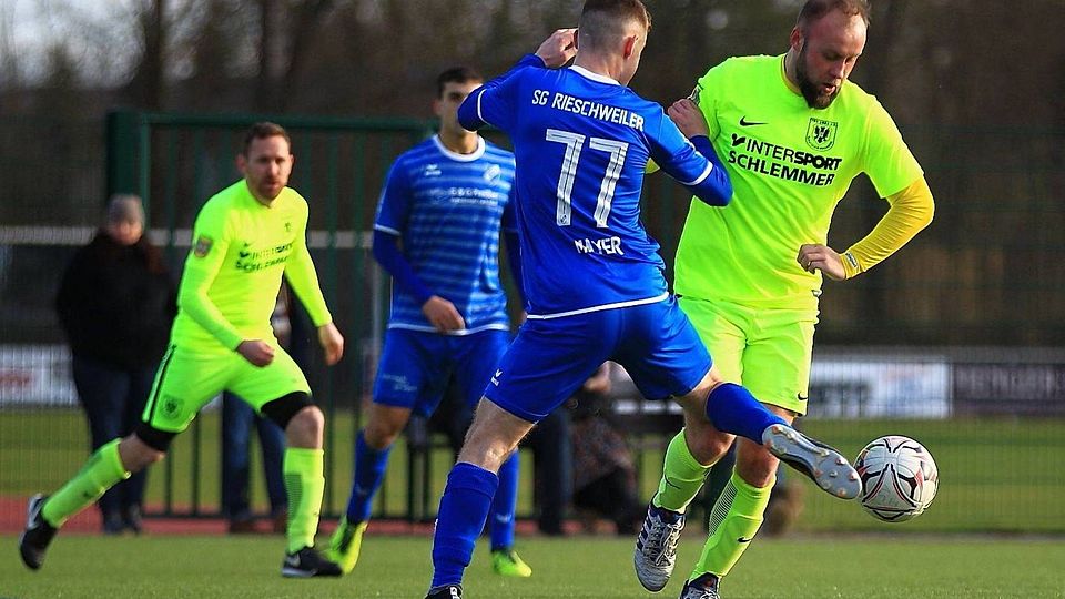 Florian Schapfel (rechts), hier im Spiel gegen die SG Rieschweiler, traf zum zwischenzeitlichen 1:3 in Steinwenden. Am Ende musste sich der TSV Gau-Odernheim aber 2:3 geschlagen geben.