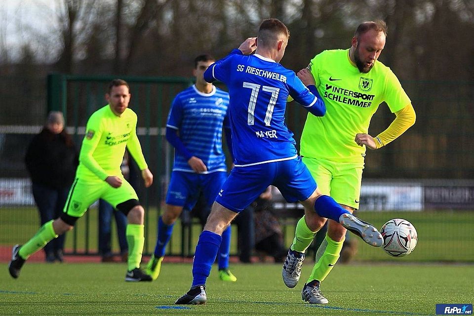 Florian Schapfel (rechts), hier im Spiel gegen die SG Rieschweiler, traf zum zwischenzeitlichen 1:3 in Steinwenden. Am Ende musste sich der TSV Gau-Odernheim aber 2:3 geschlagen geben.