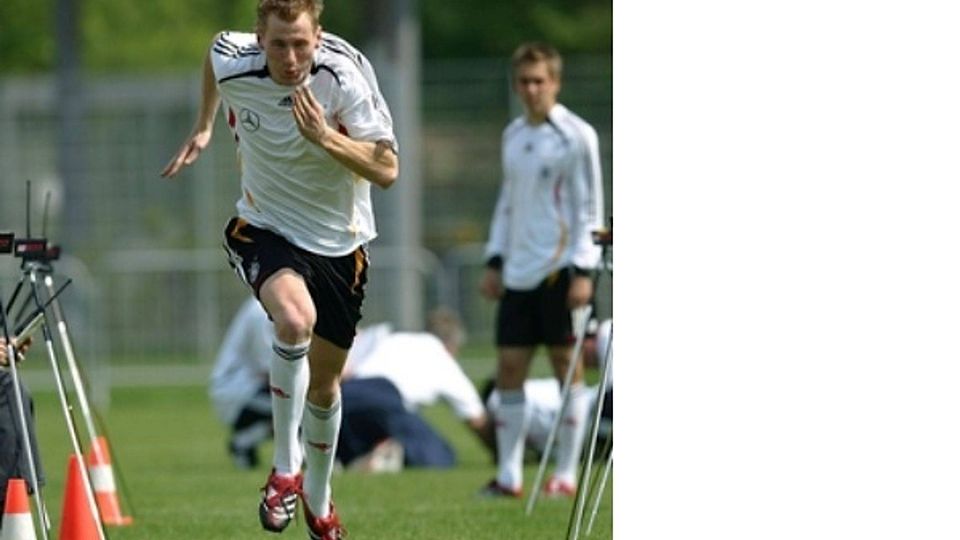 Lukas Sinkiewicz im Mai 2006 bei einem Fitnesstest der deutschen Nationalmannschaft, rechts im Hintergrund steht Philipp Lahm und sieht zu. Foto: dpa