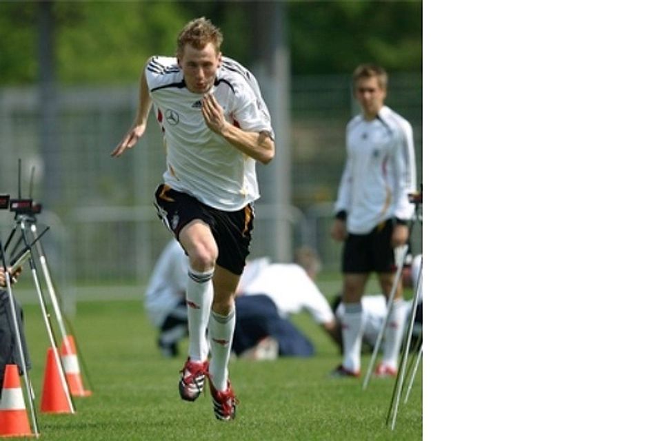 Lukas Sinkiewicz im Mai 2006 bei einem Fitnesstest der deutschen Nationalmannschaft, rechts im Hintergrund steht Philipp Lahm und sieht zu. Foto: dpa