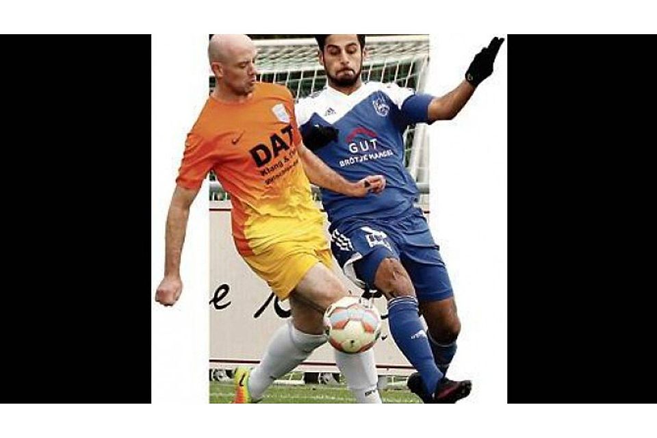 Umkämpft: Der FC Rastede  um Fahad Al-Qaraghuli (rechts) unterlag im Kellerduell dem  SV Tur Abdin Delmenhorst um Roman Seibel mit 0:1. Lars Puchler