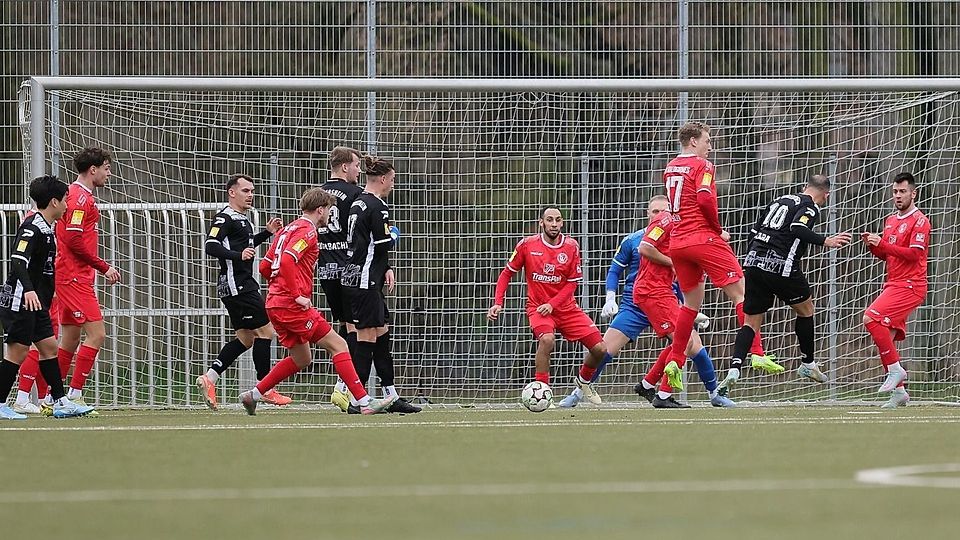 Cem Kara (#10) trifft in dieser Szene zum 1:0 für Eddersheim, musste aber in der Schlussphase mit Verdacht auf Achillessehnenriss ausgewechselt werden.
