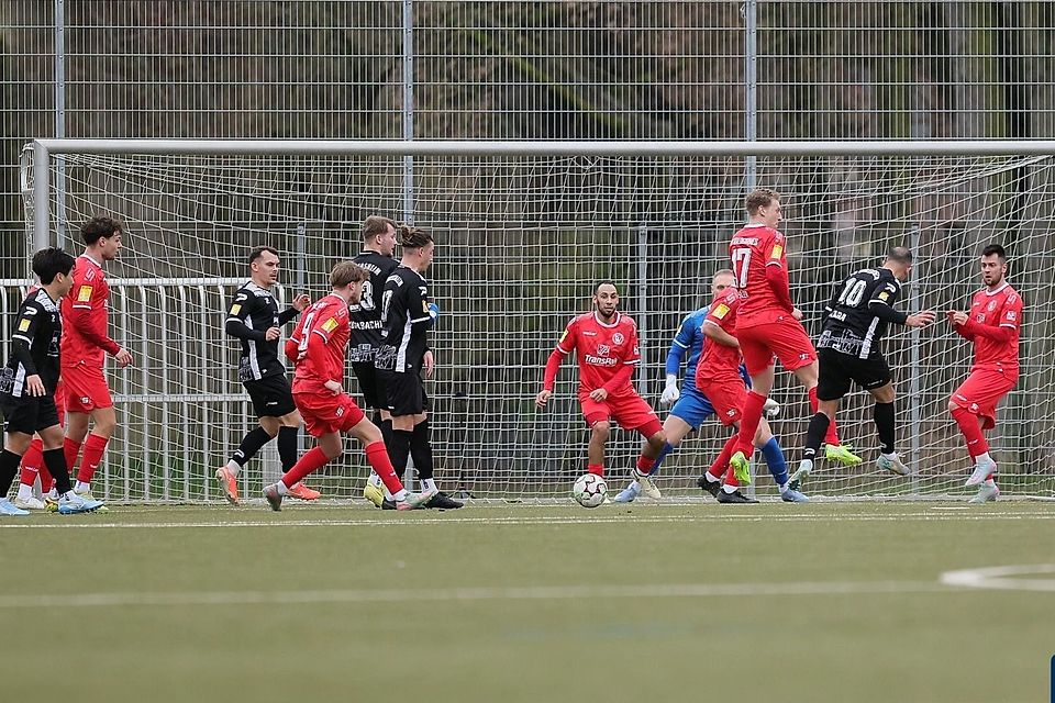 Cem Kara (#10) trifft in dieser Szene zum 1:0 für Eddersheim, musste aber in der Schlussphase mit Verdacht auf Achillessehnenriss ausgewechselt werden.