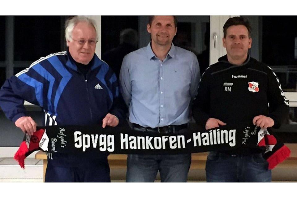 SpVgg-Berater Klaus Sturm (li.) und Manager Richard Maierhofer (re.) heißen Neu-Trainer Gerry Huber willkommen   Foto: SpVgg