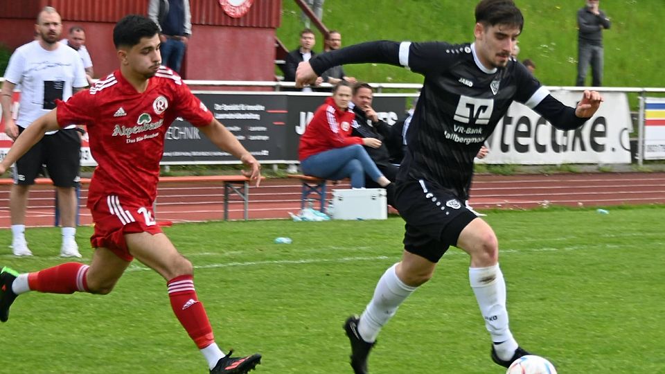 Wird weiter das VfB-Trikot tragen: Carl Opitz (r.), hier am Ball im Spiel beim TSV 1860 Rosenheim, bleibt den Hallbergmoosern auch im Falle des Abstiegs in die Landesliga erhalten.