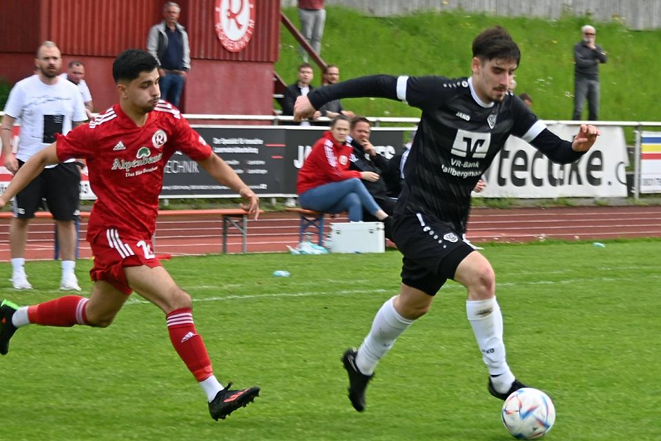 Wird weiter das VfB-Trikot tragen: Carl Opitz (r.), hier am Ball im Spiel beim TSV 1860 Rosenheim, bleibt den Hallbergmoosern auch im Falle des Abstiegs in die Landesliga erhalten.
