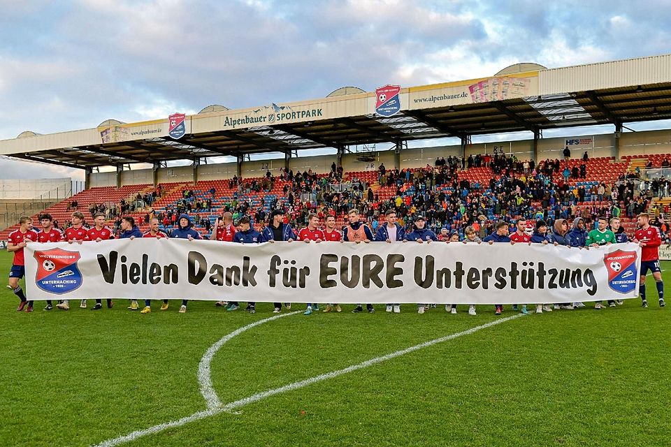 Die Hachinger Spieler nach dem 1:0-Heimsieg gegen den FC Augsburg II am 19. November.