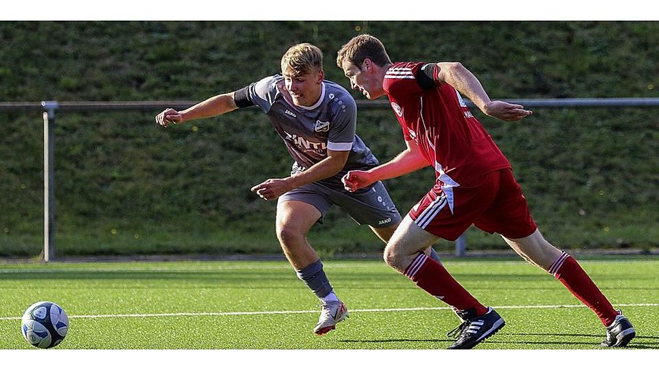 Christian Falkenstein (l.) und der SV Eisemroth erwischten am vergangenen Wochenende gegen den SV Oberscheld das bessere Ende. Niklas Malsch (r.) und der SVO wollen im Heimspiel gegen Eibach Versäumtes nachholen. Foto: Lorenz Pietzsch Christian Falkenstein (l.) und der SV Eisemroth erwischten am vergangenen Wochenende gegen den SV Oberscheld das bessere Ende. Niklas Malsch (r.) und der SVO wollen im Heimspiel gegen Eibach Versäumtes nachholen. Foto: Lorenz Pietzsch © Lorenz Pietzsch