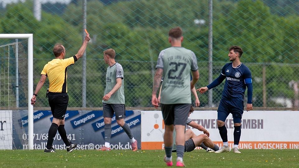 Der SC Oberweikertshofen (in Blau) im Spiel gegen den TSV Rain/Lech.
