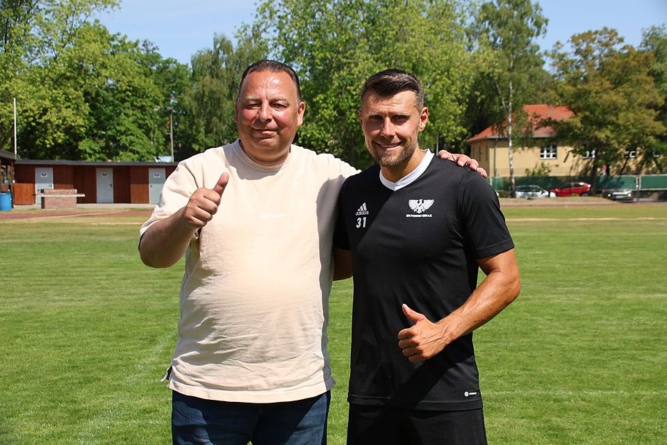 Preussens Sportchef Pierre Seiffert mit Niklas Brandt (r.)