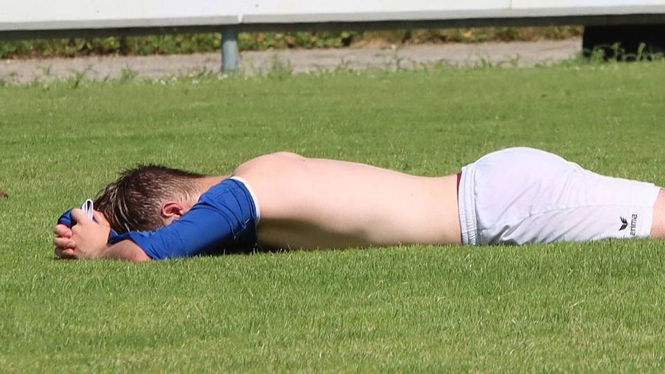Ein Spieler des SC Kirchdorf liegt ausgestreckt auf dem Rasen.