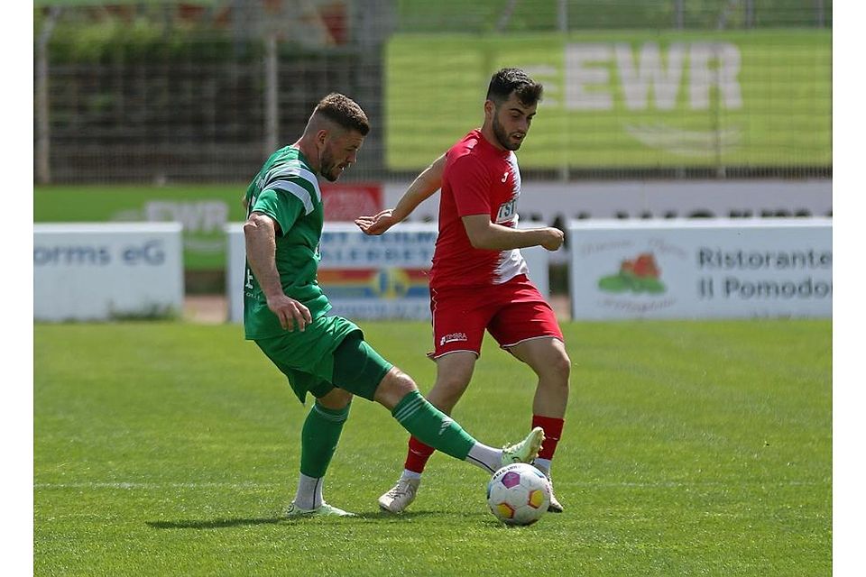 Machte für seine Mannschaft in Idar-Oberstein den Unterschied: Wormatia-Spielmacher Mert Özkaya (rotes Trikot). Hier eine Szene aus einem Duell mit Patrick Jantzen (SV Auersmacher). Foto: Christine Dirigo/pakalski-press Machte für seine Mannschaft in Idar-Oberstein den Unterschied: Wormatia-Spielmacher Mert Özkaya (rotes Trikot). Hier eine Szene aus einem Duell mit Patrick Jantzen (SV Auersmacher). Foto: Christine Dirigo/pakalski-press