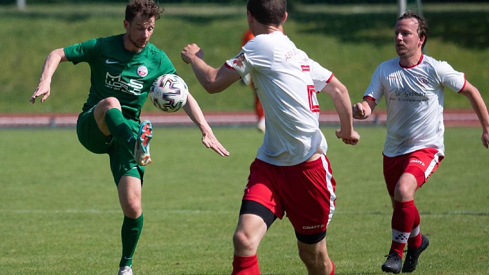 Um Ball- und Spielkontrolle wollen sich (grün) Dominik Römer und der SC Baldham-Vaterstetten auch in der Finalrunde gegen den VfL Waldkraiburg bemühen.