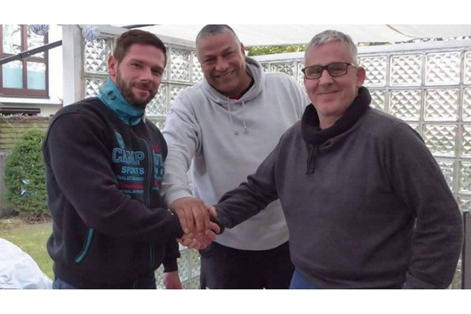 Hand drauf: Viktor Sander (links) übernimmt das Traineramt beim VfR Eberstadt. Mit ihm freuen sich Gregory Wroblewski (Mitte) und Oliver Blome (rechts. Foto: VfR Eberstadt