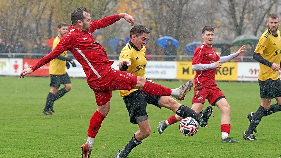 Der Einsatz von Mertingens Patrick Gaugenrieder (links) half wenig, Lukas Wiedemann (am Ball) setzte sich mit dem SV Mauren mit 2:0 durch.