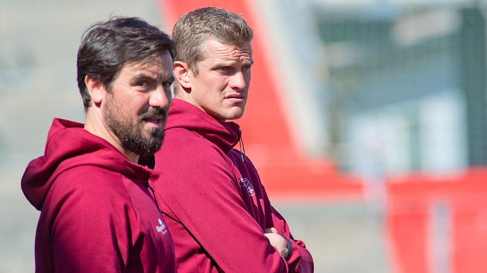 Skeptische Blicke: Das Unterhachinger Trainergespann Vitali Matvienko (l.) und Sven Bender.