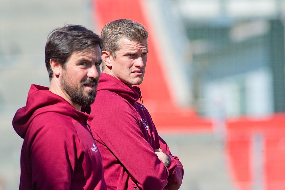 Skeptische Blicke: Das Unterhachinger Trainergespann Vitali Matvienko (l.) und Sven Bender.