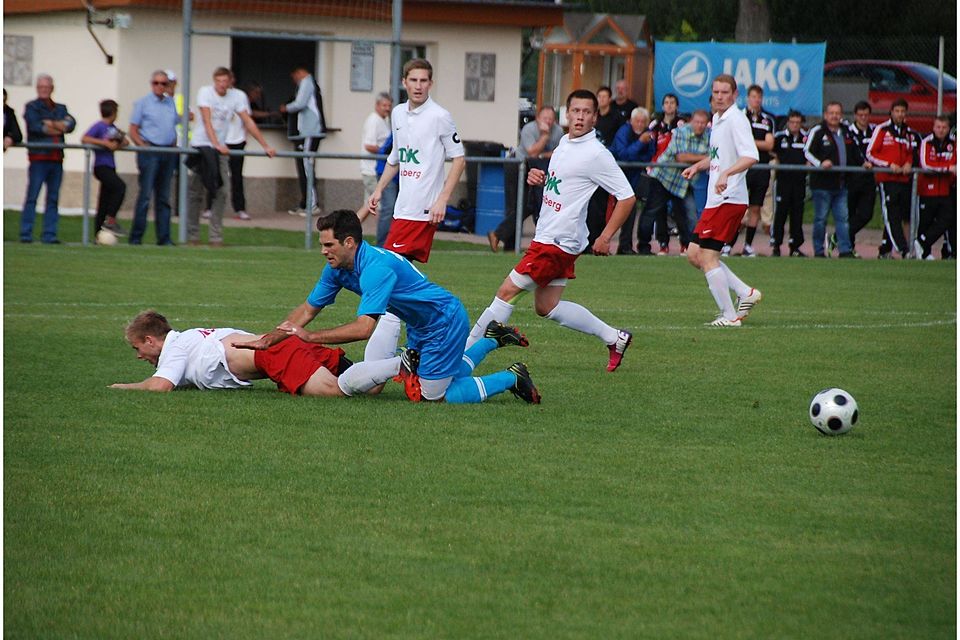 Nur mit vollem Einsatz wird Don Bosco gegen den TSV Abtswind bestehen können. Foto: Arnold Henneberger