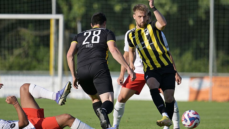Burglengenfelds Michael Reinwald (am Ball) kommt bereits mit Landesliga-Erfahrung nach Parsberg.