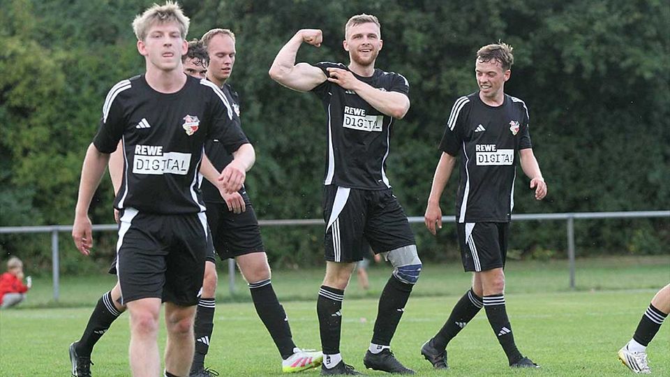Timo Zils (Kieler MTV) lässt nach seinem 1-0, dem nur eine Handvoll an Minuten zum Golden Goal bei Eidertal II fehlten, die Muskeln spielen.