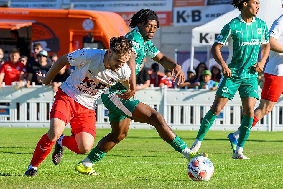 Chams Defensivmann Simon Haimerl (links) verpasst das Rückspiel in Fürth aufgrund einer gelbroten Karte.