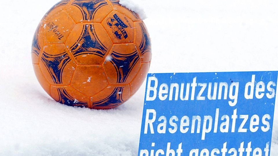 Fußballer sehen bei soviel Weiß Rot: Im Hochschwarzwald stoppt der Winter die Ballarbeit.  | Foto: Dieter Reinhardt