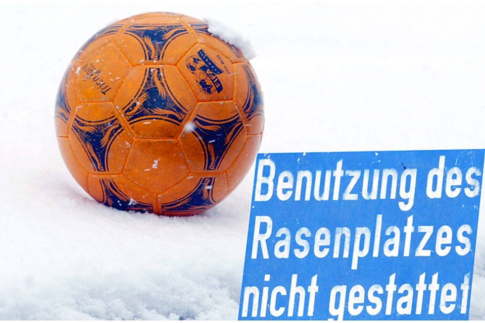 Fußballer sehen bei soviel Weiß Rot: Im Hochschwarzwald stoppt der Winter die Ballarbeit.  | Foto: Dieter Reinhardt
