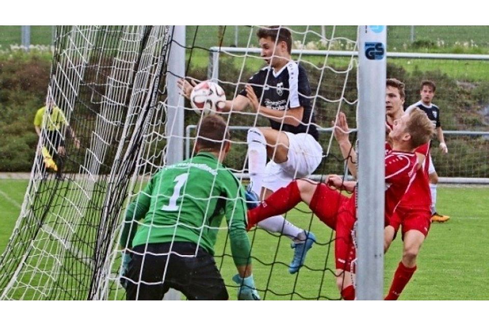 Irgendwie drückt der Rutesheimer Raphael Schneider den Ball zum 2:1 gegen den TSV Heimerdingen über die Linie. Foto: Andreas Gorr