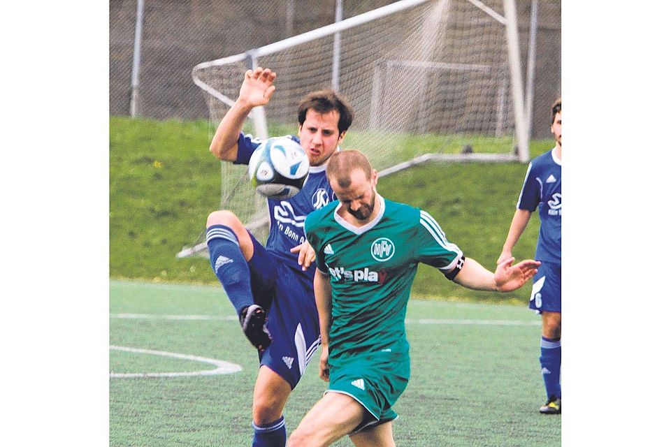 Lukas Sander (rechts) vom HFV kämpft um den Klassenerhalt, Lukas Inger und der SSV 04 hoffen auf den Sprung in die Mittelrheinliga. Fotos: Bröhl