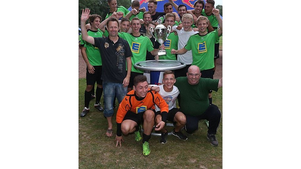 Sie halten den Lewis-Holtby-Pokal in ihren Händen: die Spieler von Sparta Gerderath. Foto: Royal